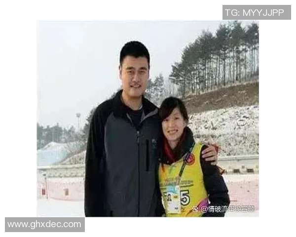 姚明与澳洲女篮劳伦重聚17年后偷瞄瞬间引发叶莉粉丝热议